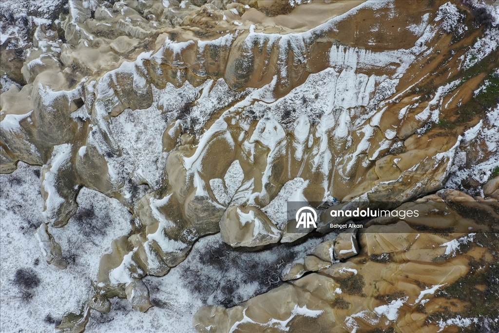 Kapadokya'daki peribacaları kar yağışının ardından beyaz örtüyle kaplandı