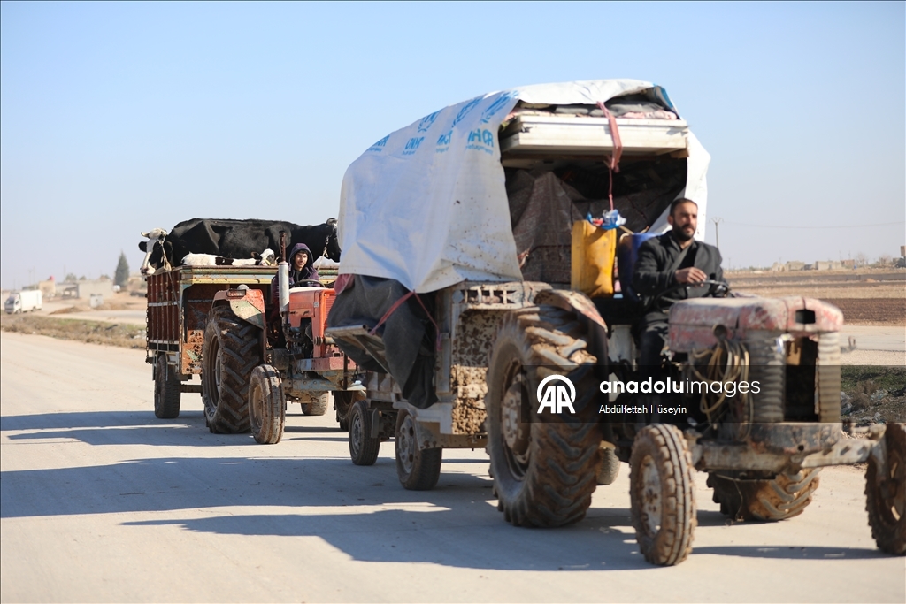 Suriye’nin Deyr Hafir-Meskene hattında siviller güvenli tahliye için bölgeden çıkmaya çalışıyor