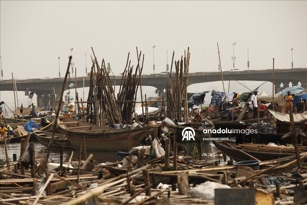 Nijerya'da hükümet tarafından evleri yıkılan yerli halk kanolarda yaşam mücadelesi veriyor 2