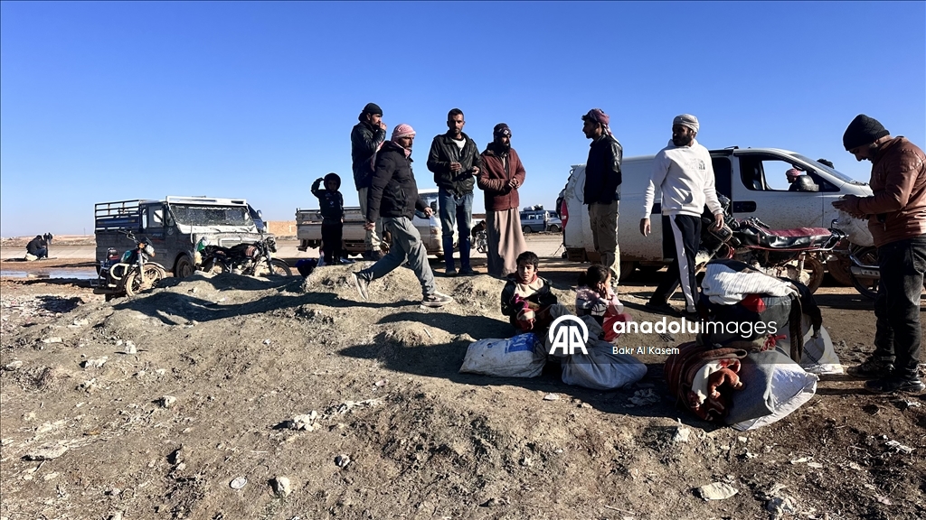 Suriye’nin Deyr Hafir-Meskene hattında siviller güvenli tahliye için bölgeden çıkmaya çalışıyor
