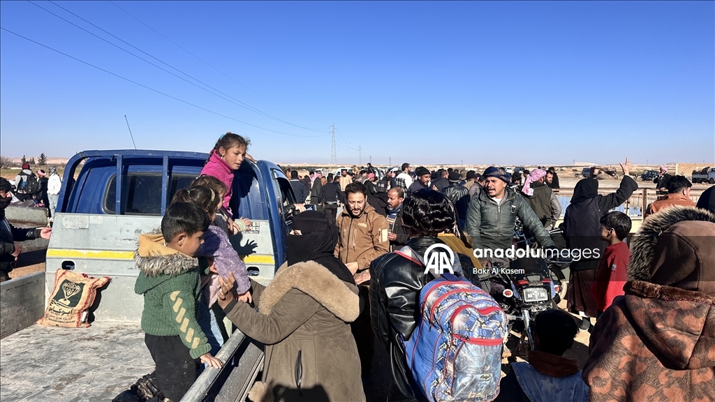 Suriye’nin Deyr Hafir-Meskene hattında siviller güvenli tahliye için bölgeden çıkmaya çalışıyor