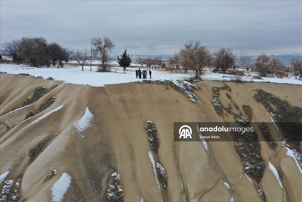Kapadokya'daki peribacaları kar yağışının ardından beyaz örtüyle kaplandı