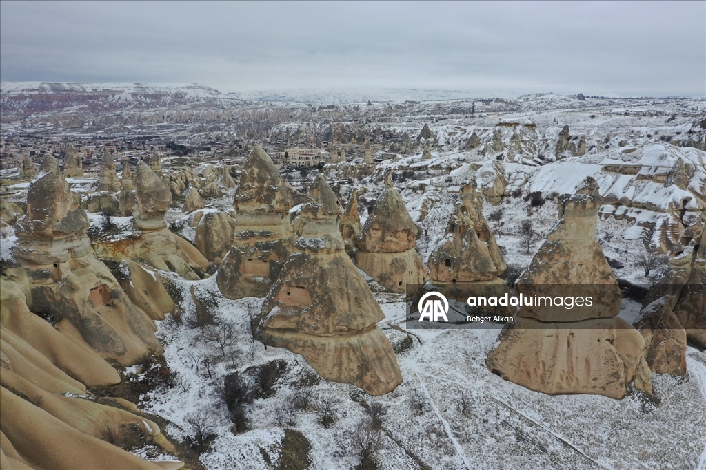 Kapadokya'daki peribacaları kar yağışının ardından beyaz örtüyle kaplandı