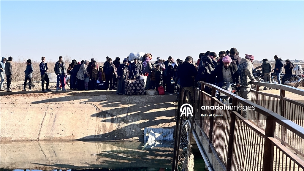 Suriye’nin Deyr Hafir-Meskene hattında siviller güvenli tahliye için bölgeden çıkmaya çalışıyor