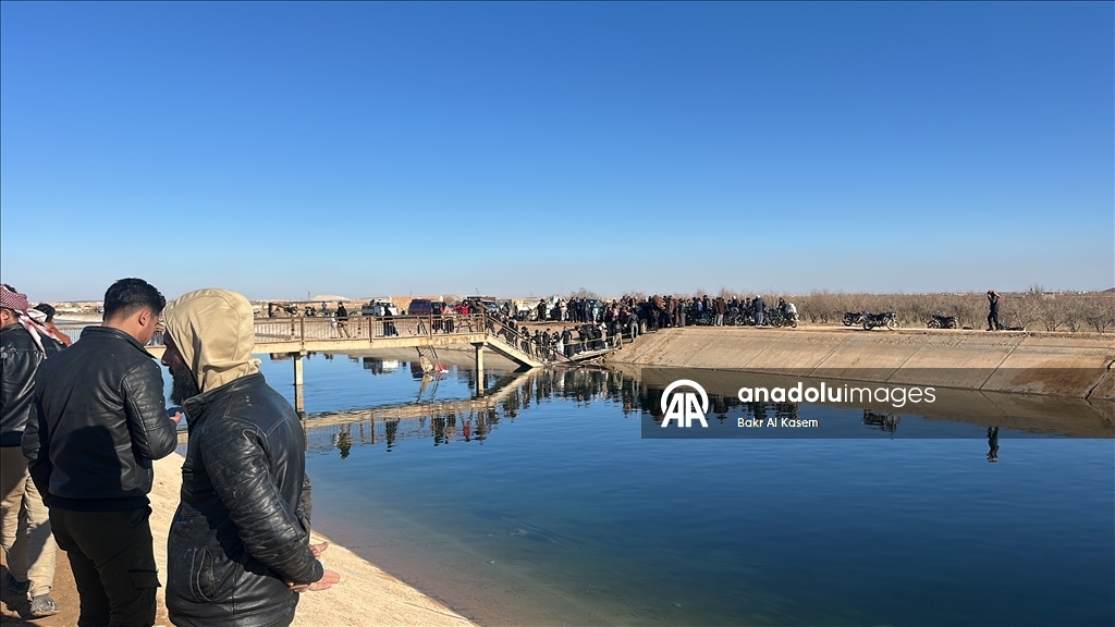 Suriye’nin Deyr Hafir-Meskene hattında siviller güvenli tahliye için bölgeden çıkmaya çalışıyor