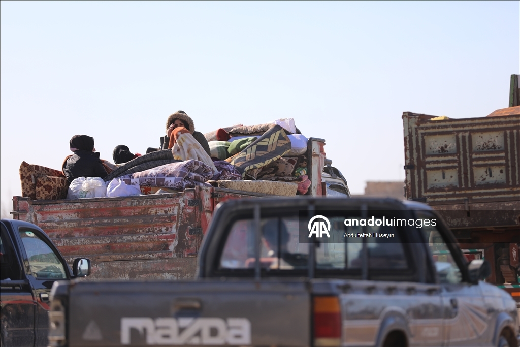 Suriye’nin Deyr Hafir-Meskene hattında siviller güvenli tahliye için bölgeden çıkmaya çalışıyor