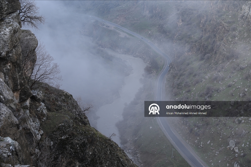 العراق.. أجواء الثلوج والضباب تشكل لوحات فنية رائعة على جبال "أربيل"