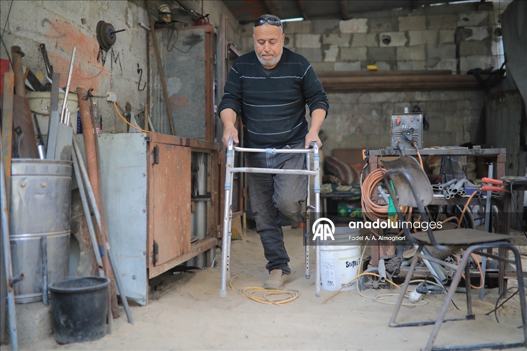ساق ناقصة وإرادة كاملة.. حداد فلسطيني يتحدى تداعيات الحرب والإعاقة بغزة