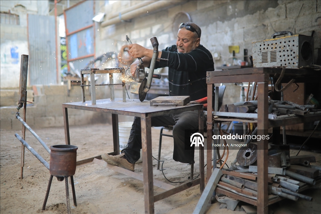 ساق ناقصة وإرادة كاملة.. حداد فلسطيني يتحدى تداعيات الحرب والإعاقة بغزة