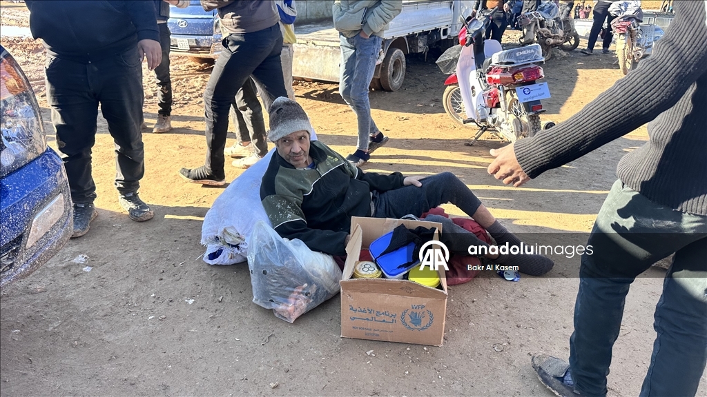 Suriye’nin Deyr Hafir-Meskene hattında siviller güvenli tahliye için bölgeden çıkmaya çalışıyor