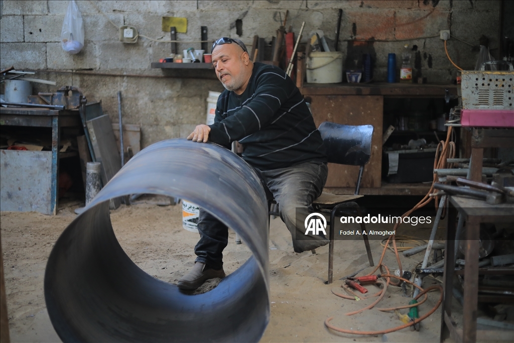 ساق ناقصة وإرادة كاملة.. حداد فلسطيني يتحدى تداعيات الحرب والإعاقة بغزة