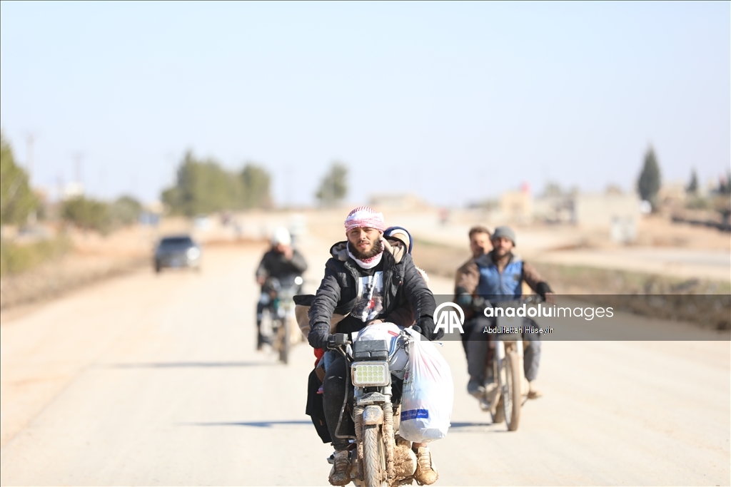 Suriye’nin Deyr Hafir-Meskene hattında siviller güvenli tahliye için bölgeden çıkmaya çalışıyor