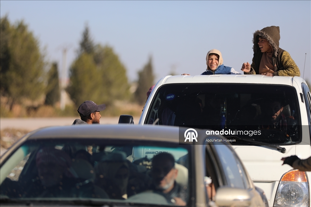 Suriye’nin Deyr Hafir-Meskene hattında siviller güvenli tahliye için bölgeden çıkmaya çalışıyor