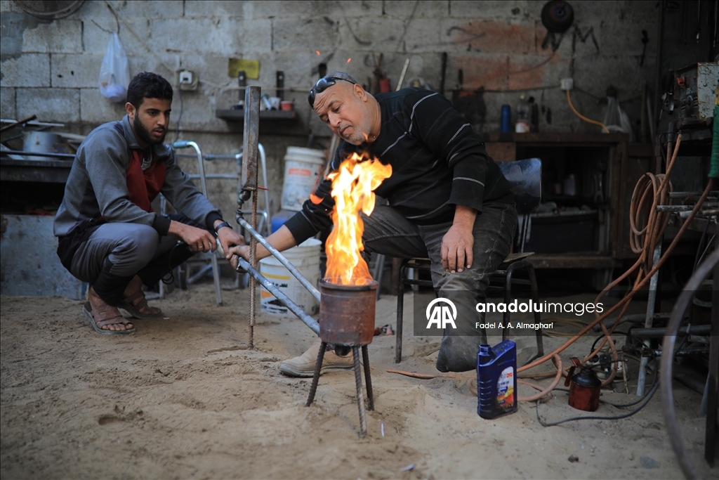ساق ناقصة وإرادة كاملة.. حداد فلسطيني يتحدى تداعيات الحرب والإعاقة بغزة