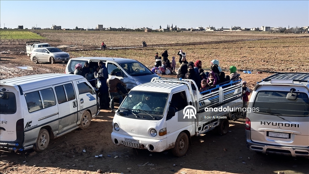 Suriye’nin Deyr Hafir-Meskene hattında siviller güvenli tahliye için bölgeden çıkmaya çalışıyor