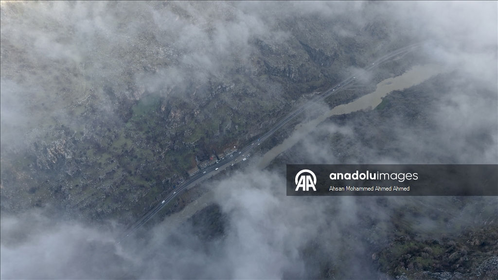 العراق.. أجواء الثلوج والضباب تشكل لوحات فنية رائعة على جبال "أربيل"