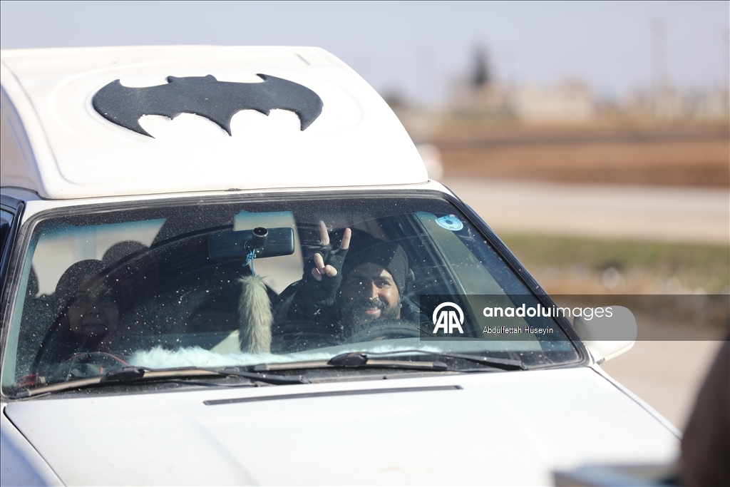 Suriye’nin Deyr Hafir-Meskene hattında siviller güvenli tahliye için bölgeden çıkmaya çalışıyor