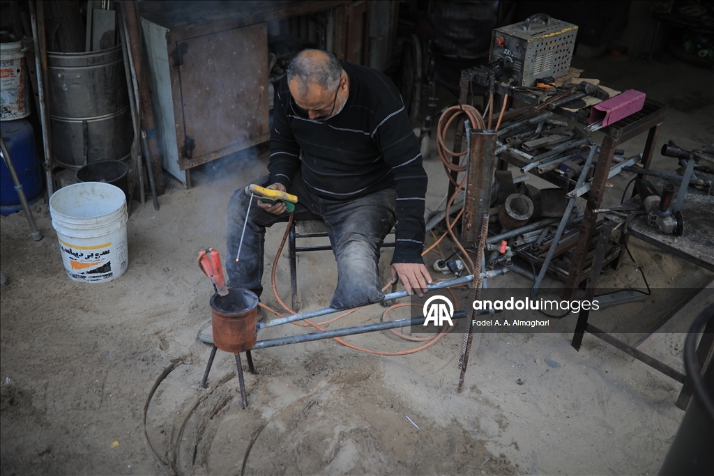 ساق ناقصة وإرادة كاملة.. حداد فلسطيني يتحدى تداعيات الحرب والإعاقة بغزة