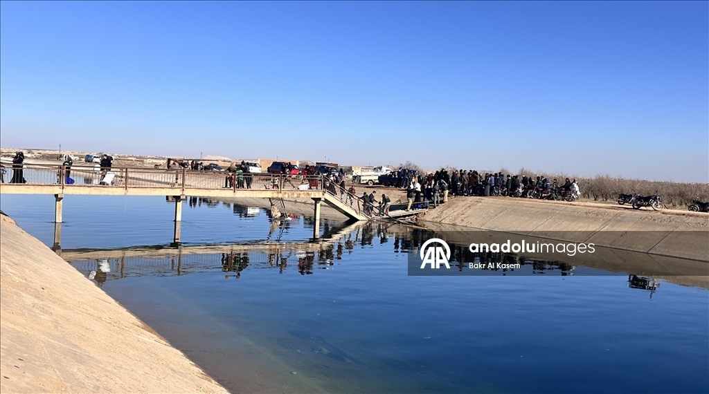 Suriye’nin Deyr Hafir-Meskene hattında siviller güvenli tahliye için bölgeden çıkmaya çalışıyor