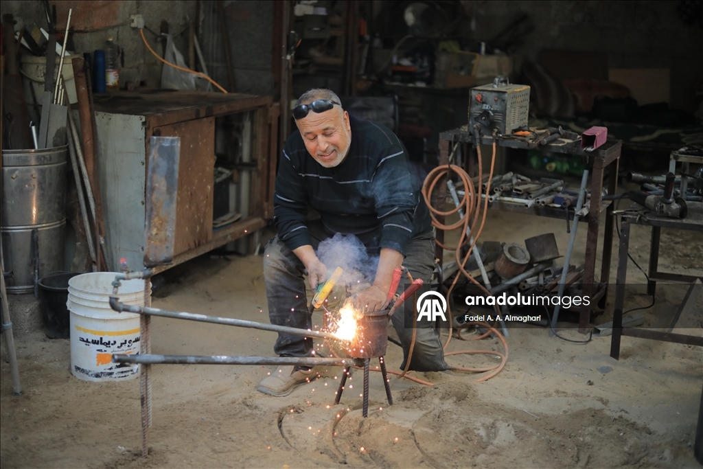 ساق ناقصة وإرادة كاملة.. حداد فلسطيني يتحدى تداعيات الحرب والإعاقة بغزة