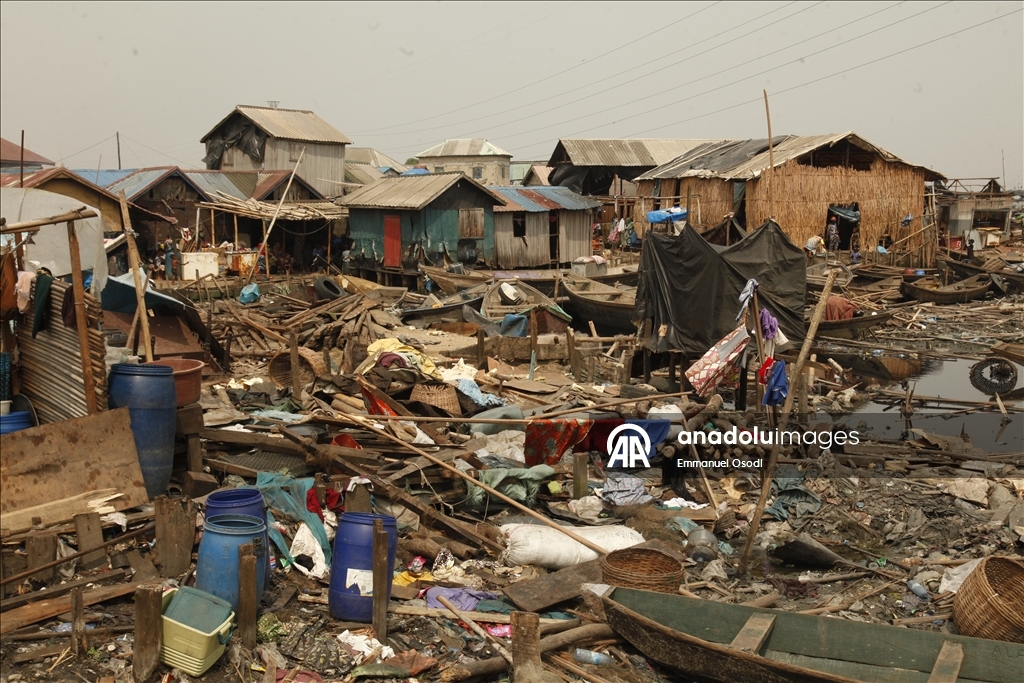 Nijerya'da hükümet tarafından evleri yıkılan yerli halk kanolarda yaşam mücadelesi veriyor 7