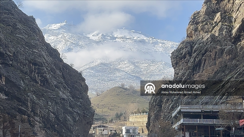 العراق.. أجواء الثلوج والضباب تشكل لوحات فنية رائعة على جبال "أربيل"