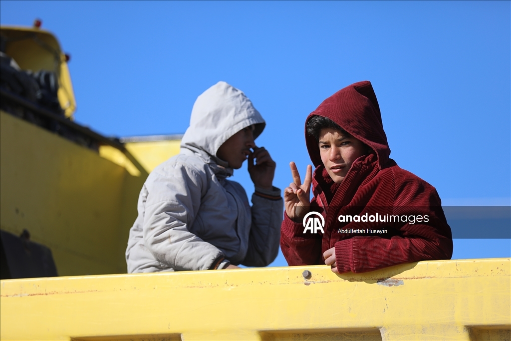 Suriye’nin Deyr Hafir-Meskene hattında siviller güvenli tahliye için bölgeden çıkmaya çalışıyor