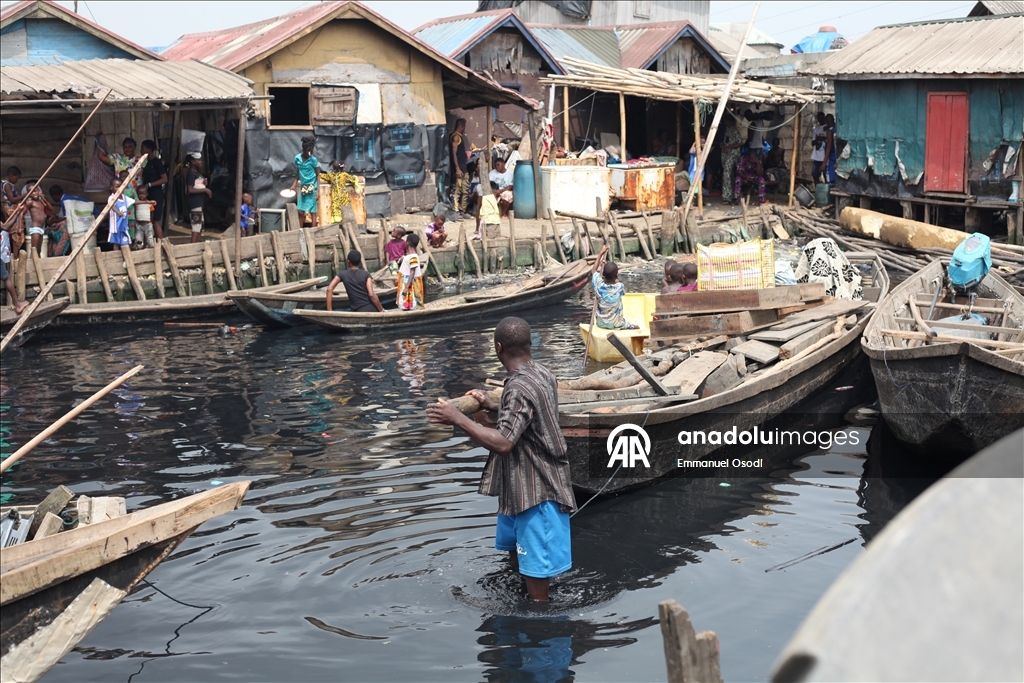 Nijerya'da hükümet tarafından evleri yıkılan yerli halk kanolarda yaşam mücadelesi veriyor 14