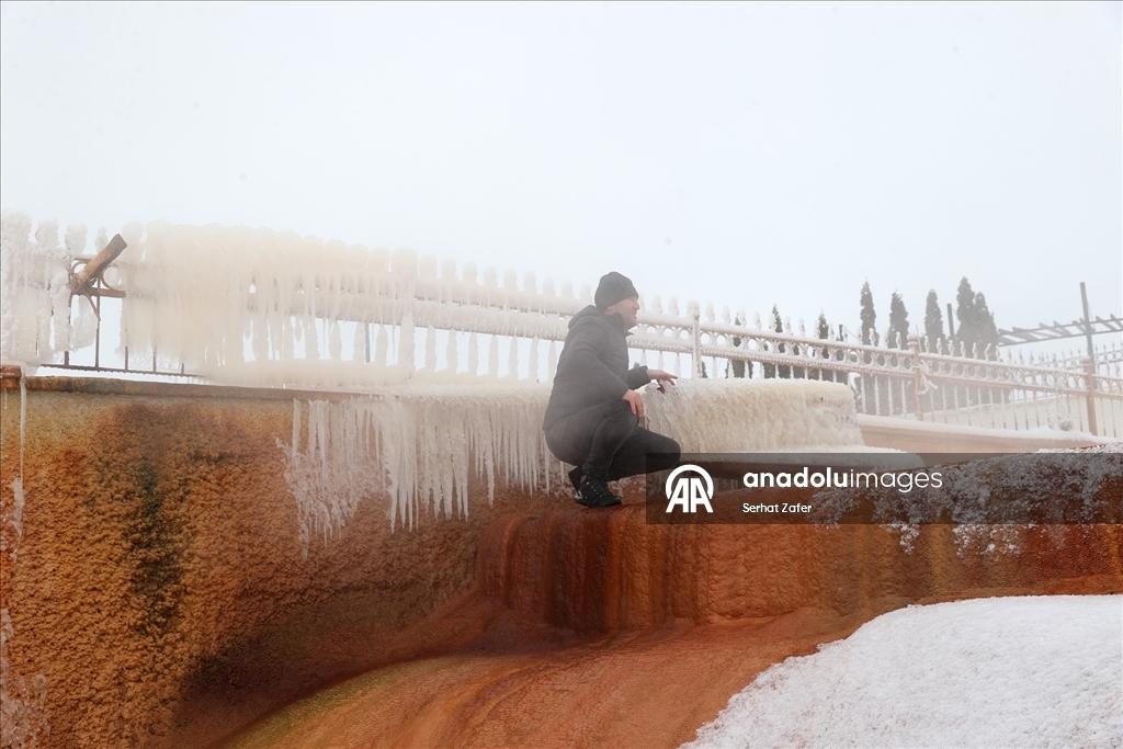 "Sivas'ın Pamukkale"si Altınkale'de buz sarkıtları oluştu