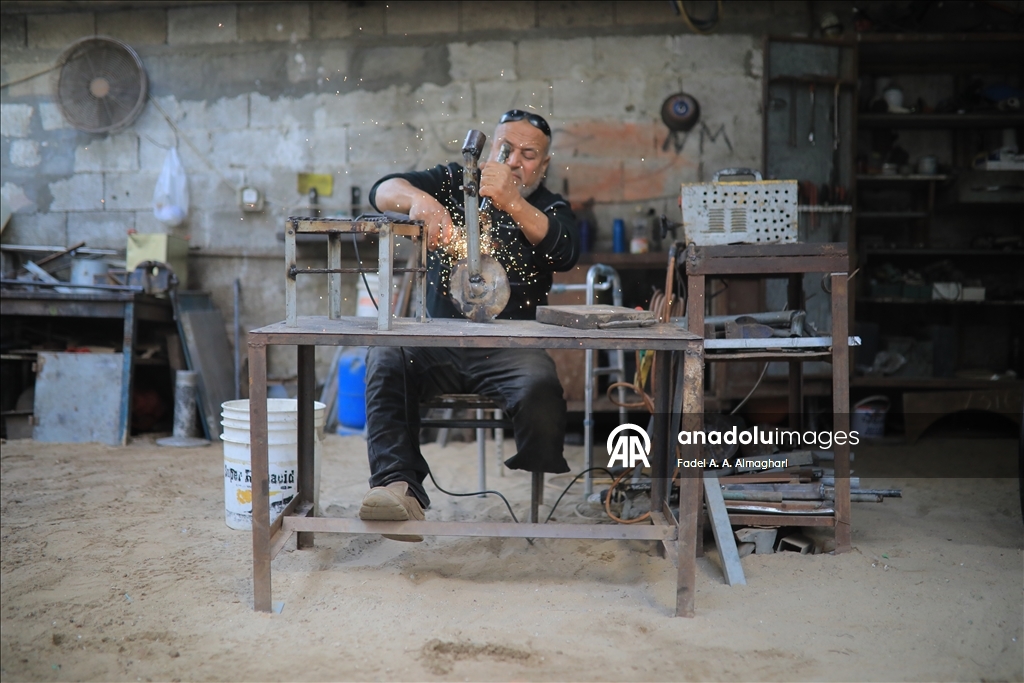 ساق ناقصة وإرادة كاملة.. حداد فلسطيني يتحدى تداعيات الحرب والإعاقة بغزة