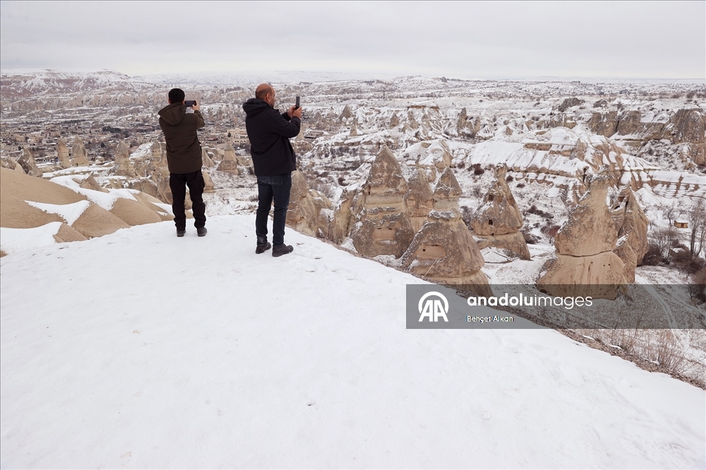 Kapadokya'daki peribacaları kar yağışının ardından beyaz örtüyle kaplandı