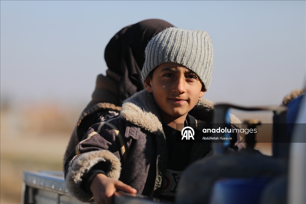 Suriye’nin Deyr Hafir-Meskene hattında siviller güvenli tahliye için bölgeden çıkmaya çalışıyor