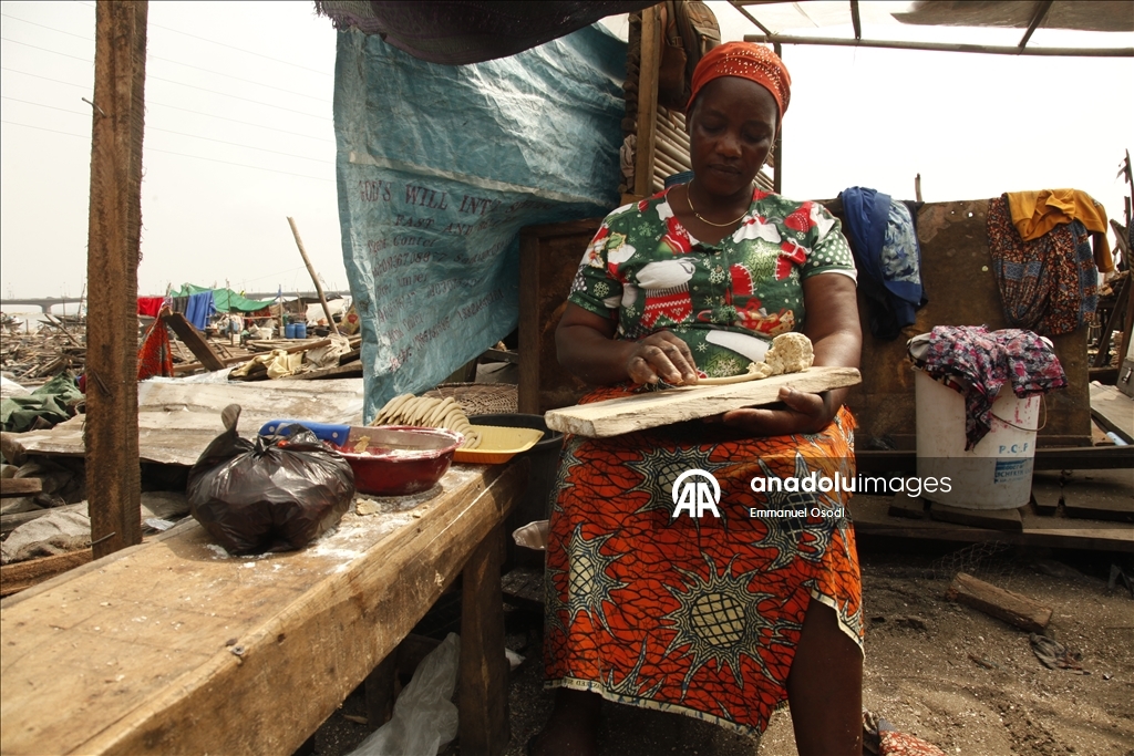 Nijerya'da hükümet tarafından evleri yıkılan yerli halk kanolarda yaşam mücadelesi veriyor 6