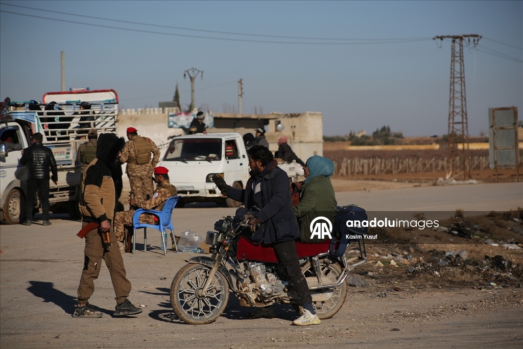 Suriye'de YPG/SDG'nin engellediği sivillerin Deyr Hafir'den kaçışı sürüyor