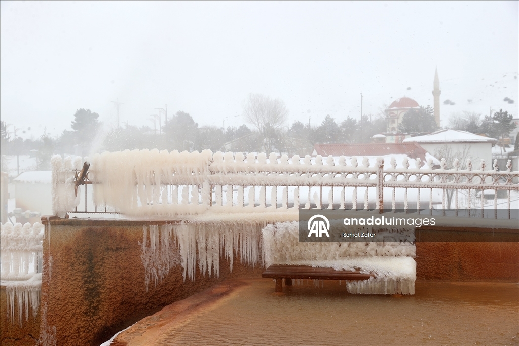 "Sivas'ın Pamukkale"si Altınkale'de buz sarkıtları oluştu
