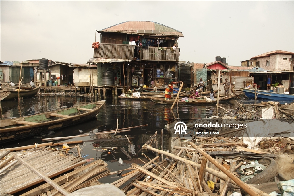 Nijerya'da hükümet tarafından evleri yıkılan yerli halk kanolarda yaşam mücadelesi veriyor 5