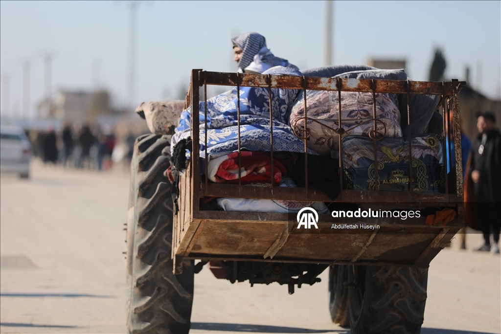 Suriye’nin Deyr Hafir-Meskene hattında siviller güvenli tahliye için bölgeden çıkmaya çalışıyor