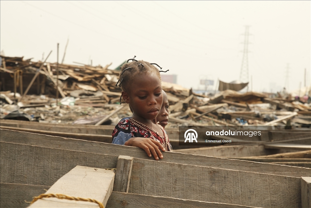 Nijerya'da hükümet tarafından evleri yıkılan yerli halk kanolarda yaşam mücadelesi veriyor 9