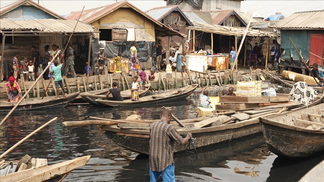 Nijerya'da hükümet tarafından evleri yıkılan yerli halk kanolarda yaşam mücadelesi veriyor