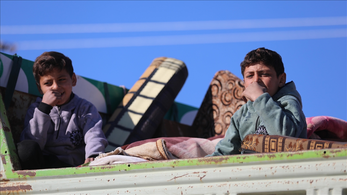  Suriye’nin Deyr Hafir-Meskene hattında siviller güvenli tahliye için bölgeden çıkmaya çalışıyor