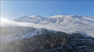 العراق.. أجواء الثلوج والضباب تشكل لوحات فنية رائعة على جبال "أربيل"