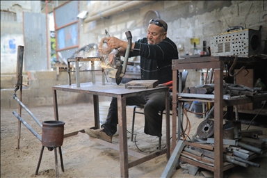 ساق ناقصة وإرادة كاملة.. حداد فلسطيني يتحدى تداعيات الحرب والإعاقة بغزة