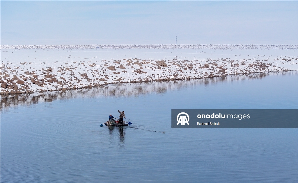 В объективы камер попали рыбаки, занимающиеся рыбной ловлей на снегу в Диярбакыре