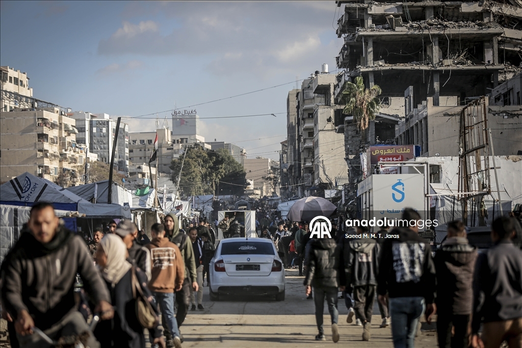 Gazze’de ağır hasarlı Filistin Bankası binası sığınmacılar için risk oluşturuyor