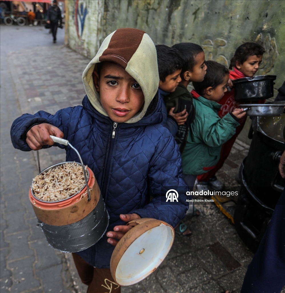 В Газе организована раздача горячей пищи для перемещенных лиц