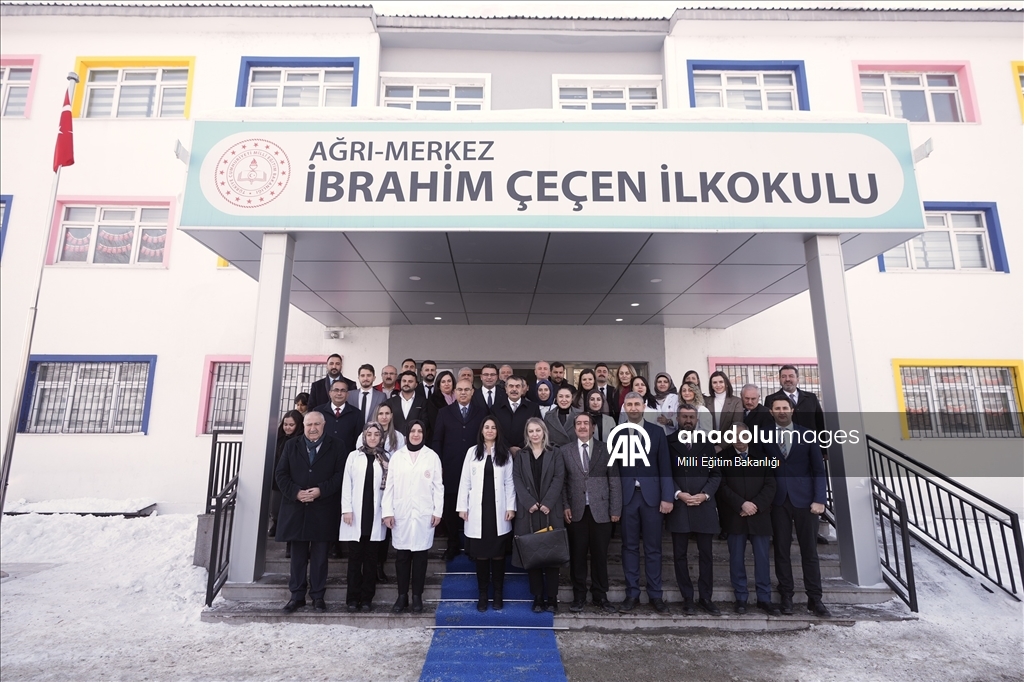 Milli Eğitim Bakanı Tekin, Ağrı'da öğrencilere karne dağıttı