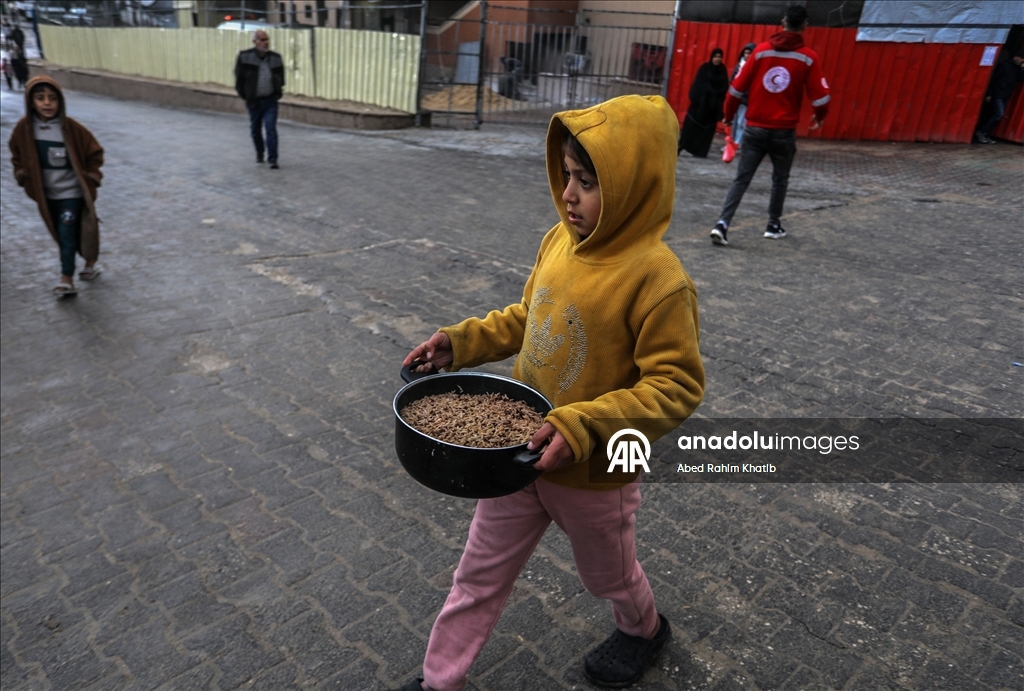 В Газе организована раздача горячей пищи для перемещенных лиц