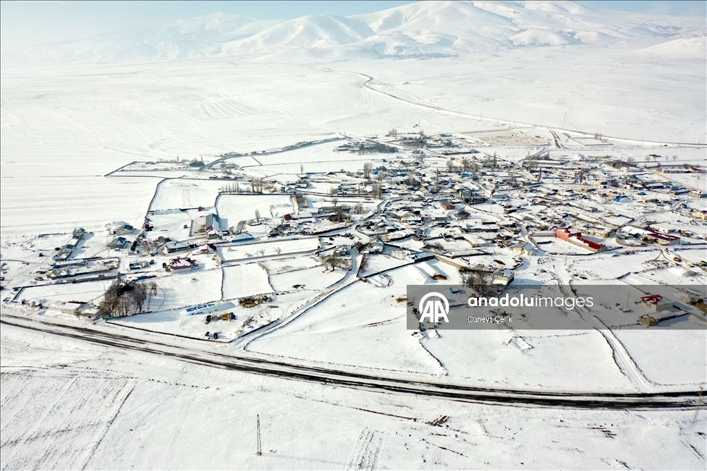 Kars’ta karla kaplanan Esenkent köyü dronla görüntülendi