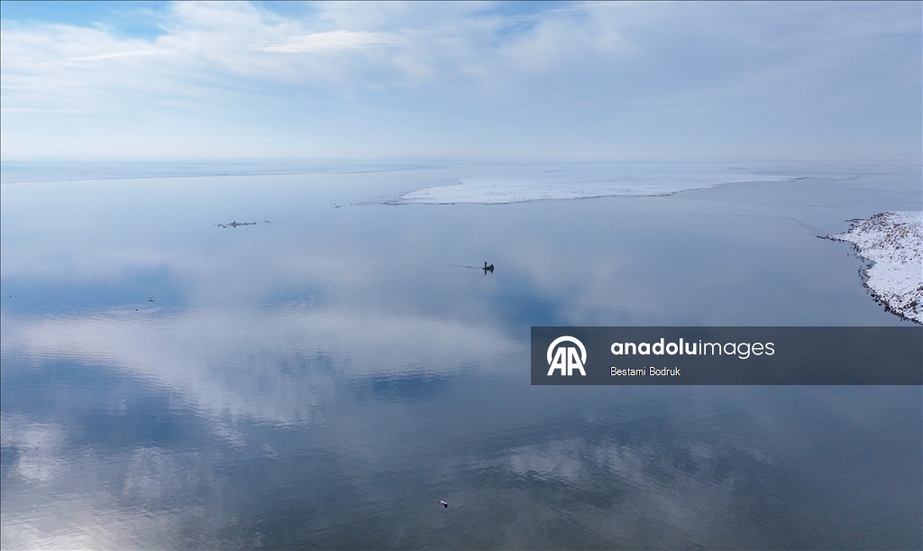 В объективы камер попали рыбаки, занимающиеся рыбной ловлей на снегу в Диярбакыре