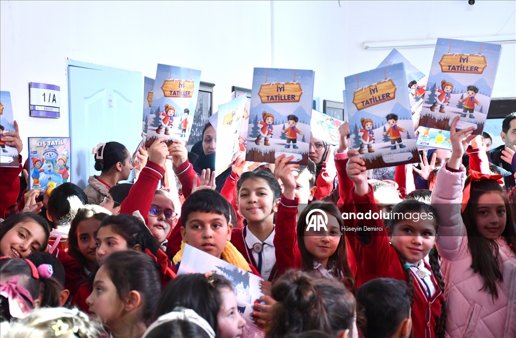 Kars'ta öğrenciler karnelerini aldı